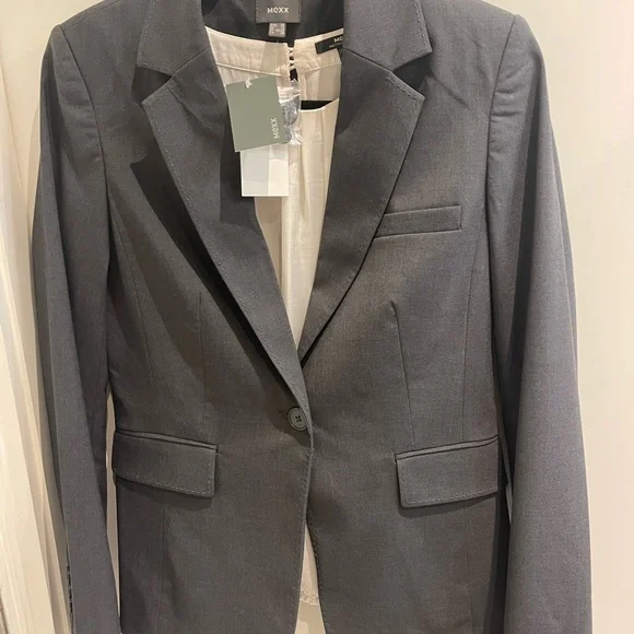 Mexx Charcoal women’s suit: Blazer& Skirt. Top is gift with purchase. Size xs-s Sport Coats & Blazers
